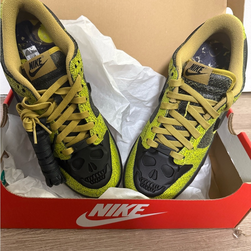 Nike Dunk Low Halloween Skull
